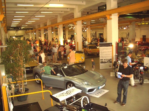 Il fascino delle auto d’epoca in fabbrica