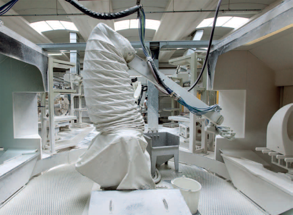 The advantages of Sacmi-Gaiotto robotized glazing at the Indian Ceramics Workshop